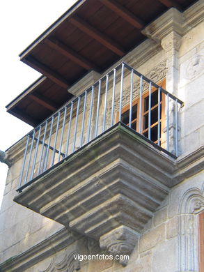 Casa de Pazos de Figueroa  (siglo XVI) (PLAZA ALMEIDA). 