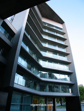 Edificio de la Xunta (Esteve Bonell, Josep María Gil). Edificio Xunta de Galicia.