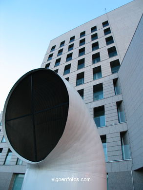 Edificio de la Xunta (Esteve Bonell, Josep María Gil). Edificio Xunta de Galicia.