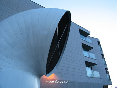 Edificio de la Xunta (Esteve Bonell, Josep María Gil). Edificio Xunta de Galicia.