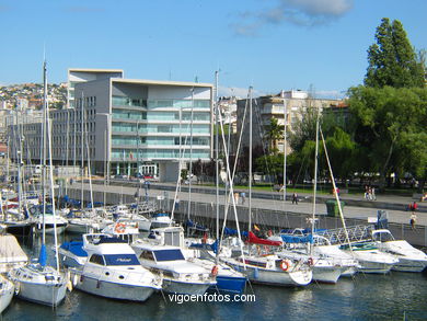 Edificio de la Xunta (Esteve Bonell, Josep María Gil). Edificio Xunta de Galicia.