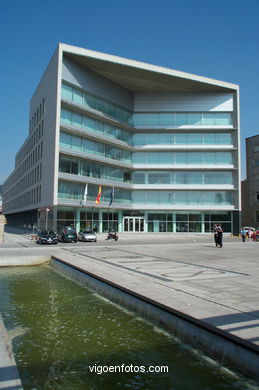Edificio de la Xunta (Esteve Bonell, Josep María Gil). Edificio Xunta de Galicia.