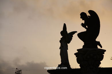 ESCULTURA FUNERARIA EN EL CEMENTERIO DE PEREIRÓ. ESCULTURAS Y ESCULTORES. VIGO