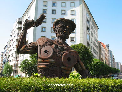 MONUMENT TO BLACKSMITH MAN. SCULPTURES AND SCULPTORS. VIGO