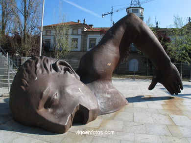 BAÑISTAS NO AREAL. ESCULTURAS Y ESCULTORES. FRANCISCO LEIRO. VIGO