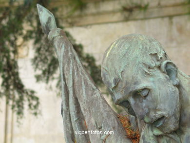 MONUMENTO-PANTEÓN DA CRUZ VERMELHA. ESCULTURAS E ESCULTORES. VIGO