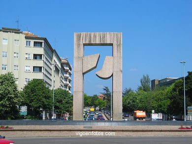 PUERTA DEL ATLANTICO. SCULPTURES AND SCULPTORS. VIGO