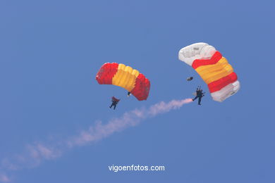 Paracaidistas de la PAPEA. Exhibiciones aéreas.