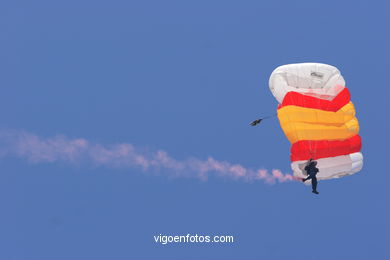 Paracaidistas de la PAPEA. Exhibiciones aéreas.