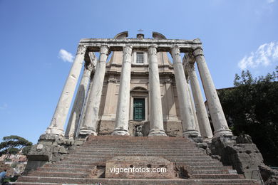 Templo de Antonino y Faustina (141 d.C.). 