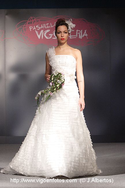 PHOTOS OF WEDDING DRESSES. BRIDAL GOWN. NUPTIAL COLLECTION 2008. RUNWAY ...