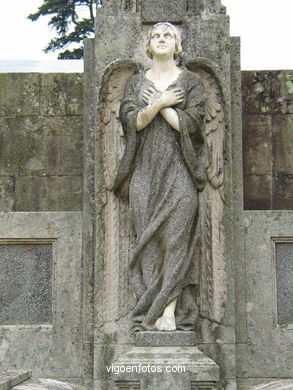 ESCULTURA FUNERARIA EN EL CEMENTERIO DE PEREIRÓ. ESCULTURAS Y ESCULTORES. VIGO