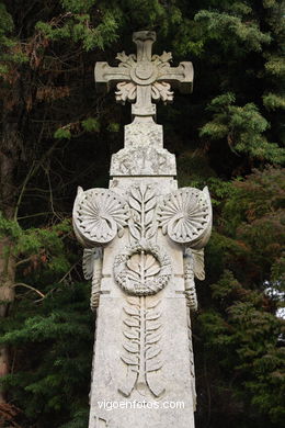 ESCULTURA FUNERARIA EN EL CEMENTERIO DE PEREIRÓ. ESCULTURAS Y ESCULTORES. VIGO