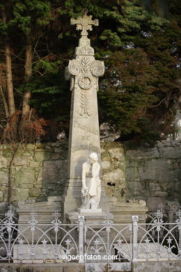 ESCULTURA FUNERARIA EN EL CEMENTERIO DE PEREIRÓ. ESCULTURAS Y ESCULTORES. VIGO