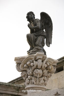 ESCULTURA FUNERARIA EN EL CEMENTERIO DE PEREIRÓ. ESCULTURAS Y ESCULTORES. VIGO