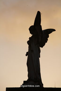 ESCULTURA FUNERARIA EN EL CEMENTERIO DE PEREIRÓ. ESCULTURAS Y ESCULTORES. VIGO