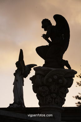 ESCULTURA FUNERARIA EN EL CEMENTERIO DE PEREIRÓ. ESCULTURAS Y ESCULTORES. VIGO