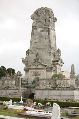 ESCULTURA FUNERARIA EN EL CEMENTERIO DE PEREIRÓ. ESCULTURAS Y ESCULTORES. VIGO