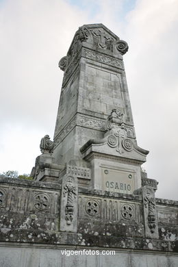 ESCULTURA FUNERARIA EN EL CEMENTERIO DE PEREIRÓ. ESCULTURAS Y ESCULTORES. VIGO