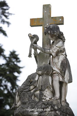 ESCULTURA FUNERARIA EN EL CEMENTERIO DE PEREIRÓ. ESCULTURAS Y ESCULTORES. VIGO