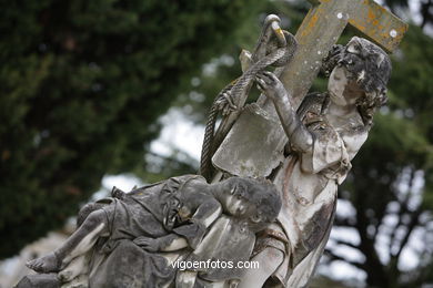 ESCULTURA FUNERARIA EN EL CEMENTERIO DE PEREIRÓ. ESCULTURAS Y ESCULTORES. VIGO