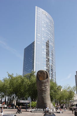 RASCACIELOS - LA DÉFENSE - PARÍS, FRANCIA - IMÁGENES DE VIAJES